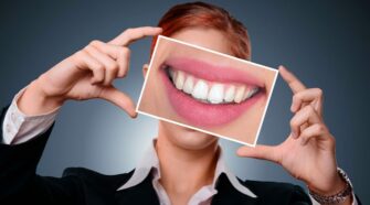 Dents parfaites : voici les traitements esthétiques pour un sourire de star