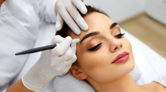 Maquillage semi-permanent : dermopigmentation ou microblading ?  Soyons clair