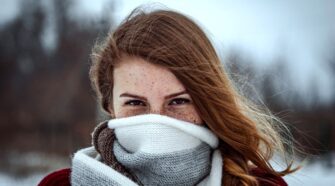 Comment fortifier ses cheveux en hiver : des conseils d&rsquo;experts pour en prendre soin même pendant la saison froide