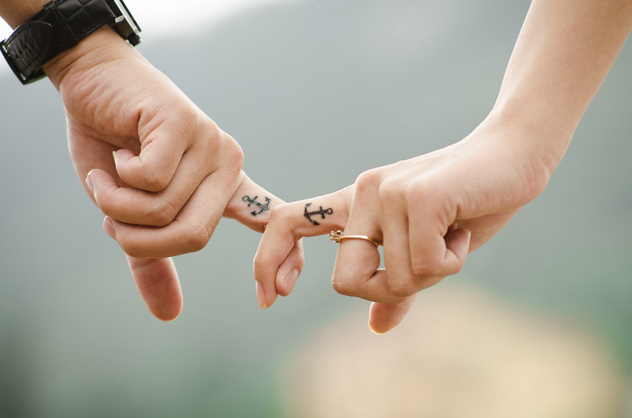 couple se tenant la main