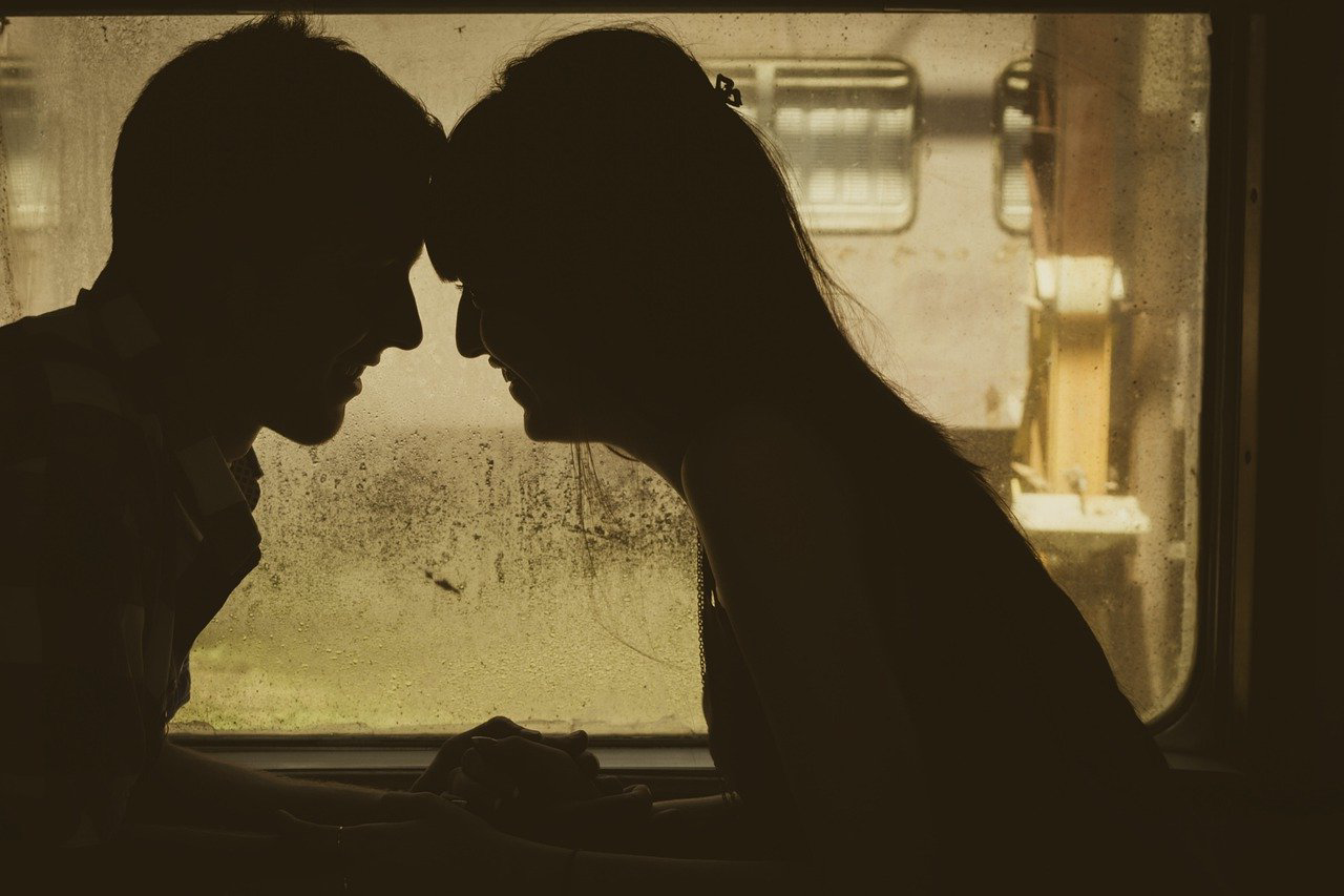 Un couple qui avance main dans la main