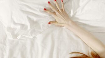 Peut-on vraiment atteindre l&rsquo;orgasme en se masturbant avec un oreiller ?