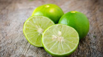 Le citron peut-il soulager la constipation ? Découvrez ses vertus digestives.