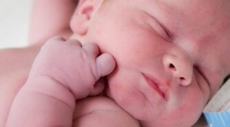 Combien d&rsquo;heures de sommeil faut-il à un bébé ?