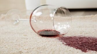 Comment enlever les taches de vin rouge sur votre tapis préféré ?