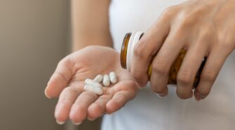 Le pharmacien peut-il légalement refuser de délivrer un médicament ?