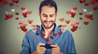 homme sourire coeur telephone
