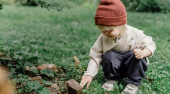 enfant accroupi