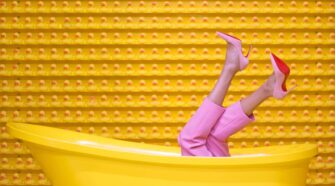 jambes en l'air dans baignoire