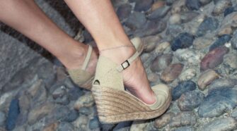 Chaussures adaptées avec une large espace pour les personnes souffrant d'hallux valgus