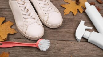 Une paire de chaussures blanches parfaitement nettoyée posée sur un fond minimaliste