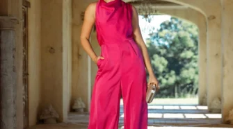 Chaussures élégantes portées avec une combinaison pantalon rose fuchsia pour un mariage