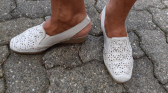 Chaussures sans talons Besson associant confort et élégance féminine sur fond épuré