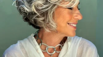 Femme élégante avec une coupe courte volumineuse qui rajeunit, idéale pour les femmes de 60 ans cherchant un style moderne.