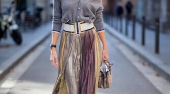 Jupe longue plissée gris avec des baskets blanches pour un look décontracté chic