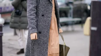 Robe longue couleur pêche avec des bottes à talons vertes, une tenue hivernale élégante et sophistiquée.