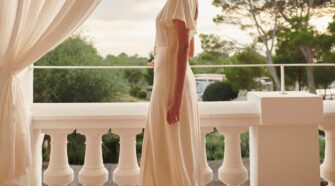 Femme portant une robe longue fluide avec des sandales d'été élégantes, style parfait pour la saison estivale.