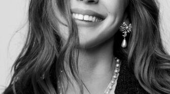 Portrait en noir et blanc de Kenya Kinski Jones incarnant son style singulier pour Tings Magazine