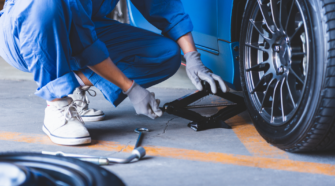 utilisation d’un cric pneumatique pour les réparations automobiles