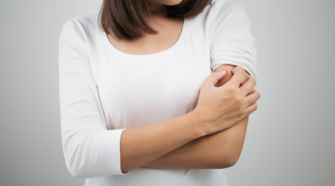Peau sèche et irritée liée à la dermatite atopique